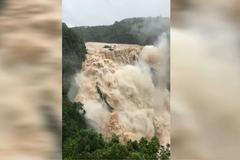 Vlivem silných dešťů se z poklidných vodopádů Barron Falls stala rozzuřená přírodní síla