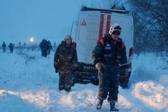 Záchranáři zasahují na místě letecké katastrofy. Z 71 lidí na palubě nepřežil nikdo