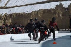 Čeští dobrovolníci učí malé Tibeťany hokej