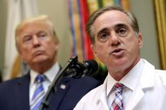 Donald Trump a David Shulkin.