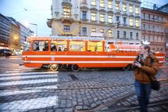 Mazací tramvaj v Praze vánočně svítí a jede, 19.12.2016