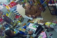 Záběry ruského exšpióna Sergeje Skripala z obchodu jen 5 dní před otravou