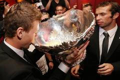 Čeští tenisté slaví vítězství v Davis Cupu 2012.