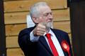 Corbyn před volební místností