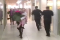 Ochranka nechtěla děti pustit, za zády jim zuřil ničivý požár