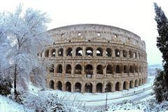 Řím zapadl po letech sněhem. Vatikánští kněží toho využili a koulovali se