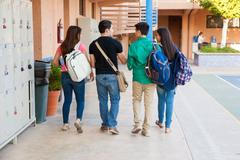 Studenti, škola, žáci, spolužáci, kamarádi, přátelé - ilustrační foto.