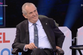 Miloš Zeman v TV Barrandov: Já jsem krásný mladý muž, kdyby po mně někdo vyjel, asi bych to poznal
