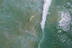 Dron zachraňoval lidské životy. Chlapcům v rozbouřeném moři hodil plovací zařízení