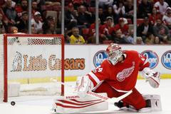 Petr Mrázek v utkání s Ottawou (NHL 2016-17)