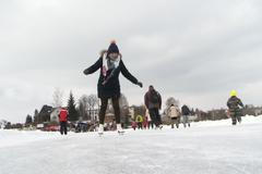 Bruslaři si užívají zamrznuté Lipno