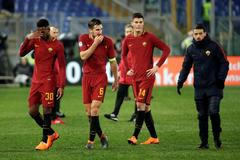 Serie A, AS Řím - AC Milán: Zklamaní Gerson (zleva), Kevin Strootman a Patrik Schick