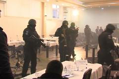 Ozbrojená policie vtrhla se slzým plynem na mírové zasedání a zatkla člena srbské vlády