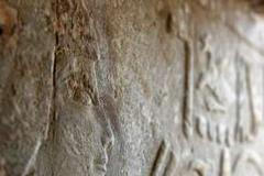 Hieroglyfy v objevené hrobce starověkých zubařů