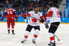 Kanaďané Andrew Ebbett a Brandon Kozun slaví gól v zápase o 3. místo Česko - Kanada na ZOH 2018