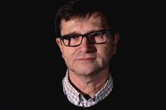 Hrušínský: Ester má zlato. A na Hradě sedí spojenec Rusů Zeman. Taky sjezdař. Hrdina sjezdu KSČM