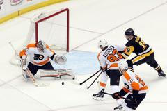 NHL, Pittsburgh - Philadelphia: Petr Mrázek a Jakub Voráček brání Dericka Brassarda