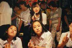 A tak jsme daly zlaté rybky do bazénu.