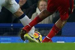 Video: Rondón zlomil v Premier League soupeři nadvakrát nohu