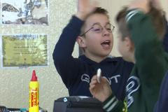 Místo učení školáci fandí hokeji. Sledujte podporu dětí v pražské Základní škole Eden