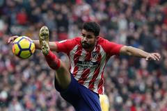 Diego Costa z Atlétika Madrid předvedl karatistický kop, ovšem k výhře nad Gironou to nevedlo
