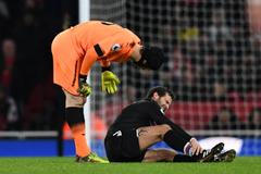 Brankář Arsenalu Petr Čech se starostlivě sklání nad Yohanem Cabayem z Crystal Palace v utkání anglické ligy