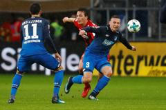 Pavel Kadeřábek měl k míči blíž než Julian Baumgartlinger z Leverkusenu, výhru si ale nakonec připsal Bayer