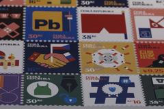 Kajínkovo tílko nebo rudé trenky. Designér navrhl známky pro Zemana. Na Hrad jsem je neposílal, říká