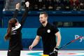 Rusové Anastasia Bryzgalovová a Alexandr Krušelnickij ve vítězném zápase o bronz v curlingové soutěži mixů na ZOH 2018