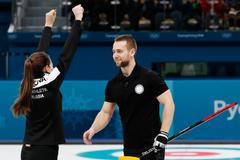 Rusové Anastasia Bryzgalovová a Alexandr Krušelnickij ve vítězném zápase o bronz v curlingové soutěži mixů na ZOH 2018