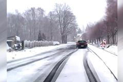 Netradiční honička. Zloděj kabrioletu jel na zamrzlé silnici na letních gumách