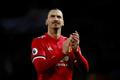 Zlatan Ibrahimovic zdraví diváky na stadionu Old Trafford