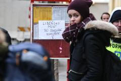 Obrazem: Na Libeňský most už smí jen pěší a kola. Pražany informoval vzkaz fixem