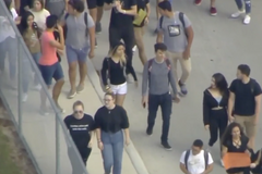 Studenti napříč USA vyšli ze škol. Chtějí zpřísnit zákony o držení zbraní