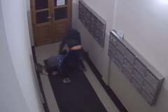 Útočník přepadl muže u vchodu do domu. Povalil ho a ukradl mu peněženku