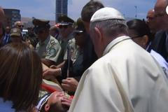 Papamobil vyplašil koně jízdní policistky. Upadla a papež zastavil a uklidňoval ji