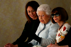 Britská královna překvapila. Poprvé v 91 letech navštívila Fashion Week