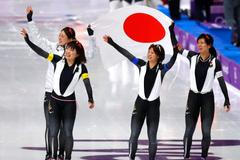 Japonky slaví zlato v rychlobruslařské stíhačce družstev na ZOH 2018