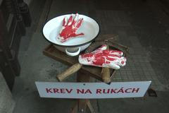 Soudruhu Dolejši, máte umyté ruce? Happening před sídlem KSČM připomněl zločiny komunismu