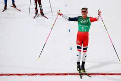 Johannes Hösflot Klaebo v cíli sprintu dvojic na ZOH 2018