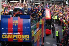 Oslavy fotbalistů Barcelony v ulicích města