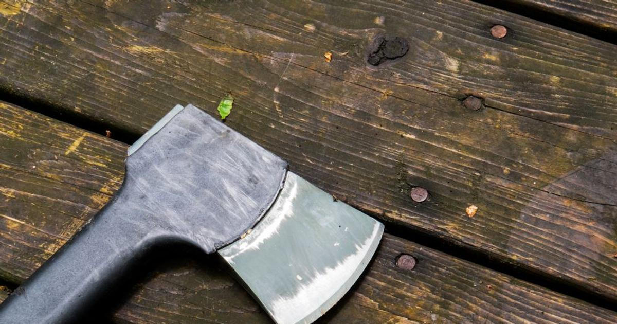 Muž dostal za pokus o vraždu sekerou patnáctiletý trest