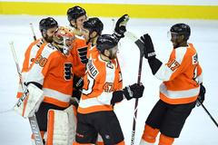 Gólman Michal Neuvirth slaví se spoluhráči z Philadelphie výhru nad Torontem