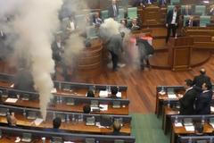 Slzný plyn v kosovském parlamentu. Opozice se pokoušela štiplavým kouřem zastavit hlasování