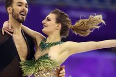 Rozbitá spona odhalila bruslařce ňadro. Padající kostým ji však v precizním vystoupení nezastavil