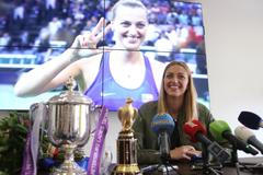 Petra Kvitová s trofejemi z turnajů v Petrohradu a Dauhá 2018