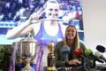 Petra Kvitová s trofejemi z turnajů v Petrohradu a Dauhá 2018