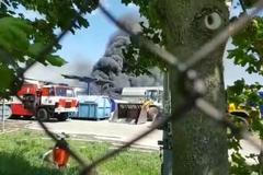 V Úholičkách u Prahy hoří skládka. Kouř z požáru je vidět na kilometry daleko