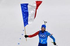 Martin Fourcade finišuje vítězně pro tým Francie v závodě smíšených štafet na ZOH 2018