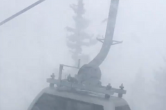 Švýcarsko zasáhla extrémní sněhová bouře. Pohrála si i s lanovkou